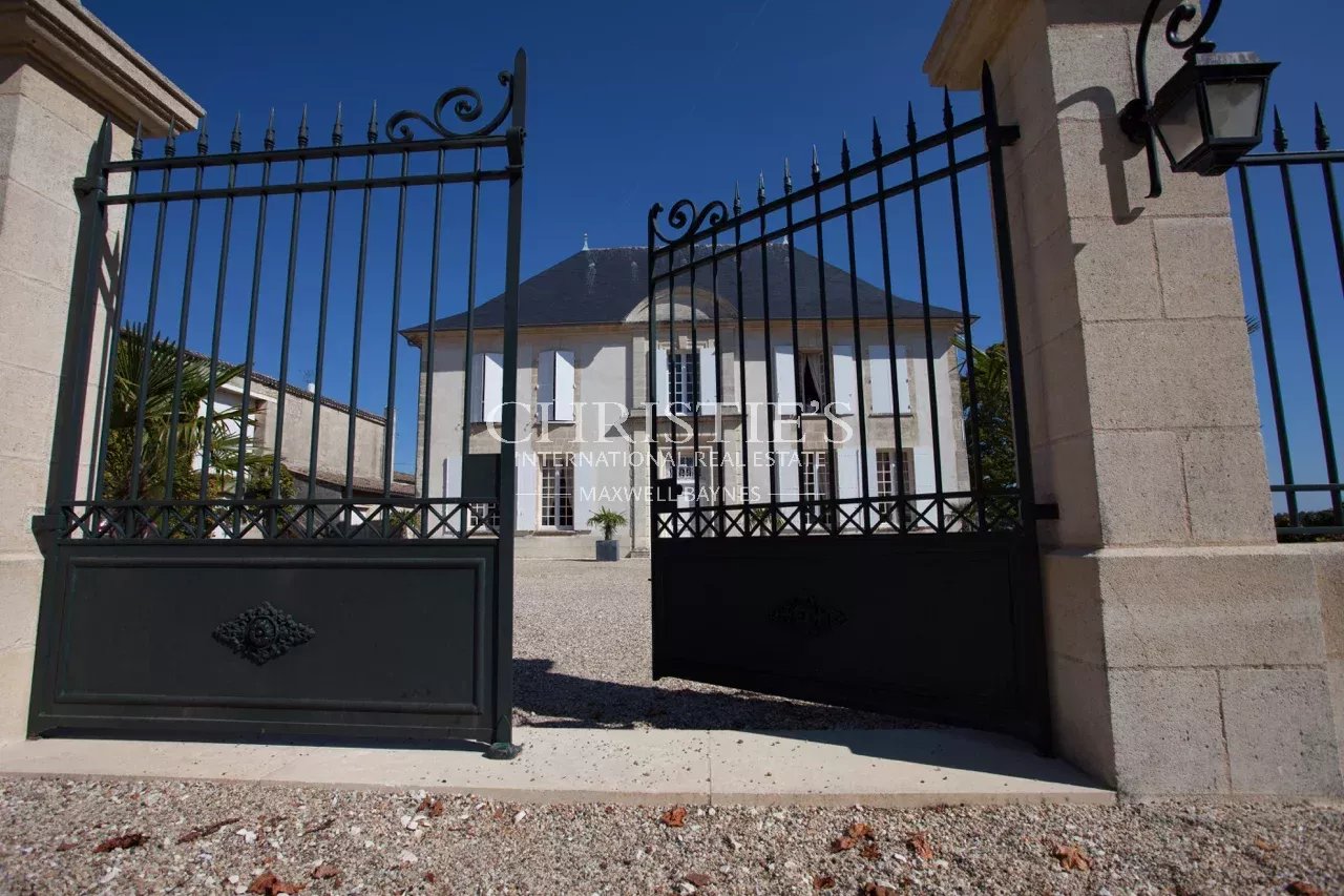 Très beau domaine viticole - satellite de Saint-Emilion avec luxueux Château