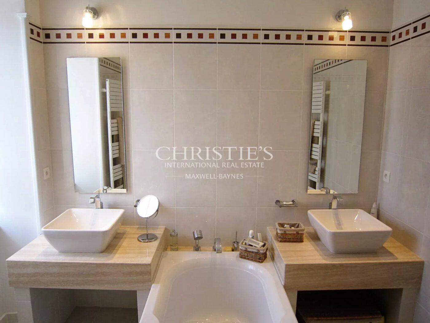 Très beau domaine viticole - satellite de Saint-Emilion avec luxueux Château