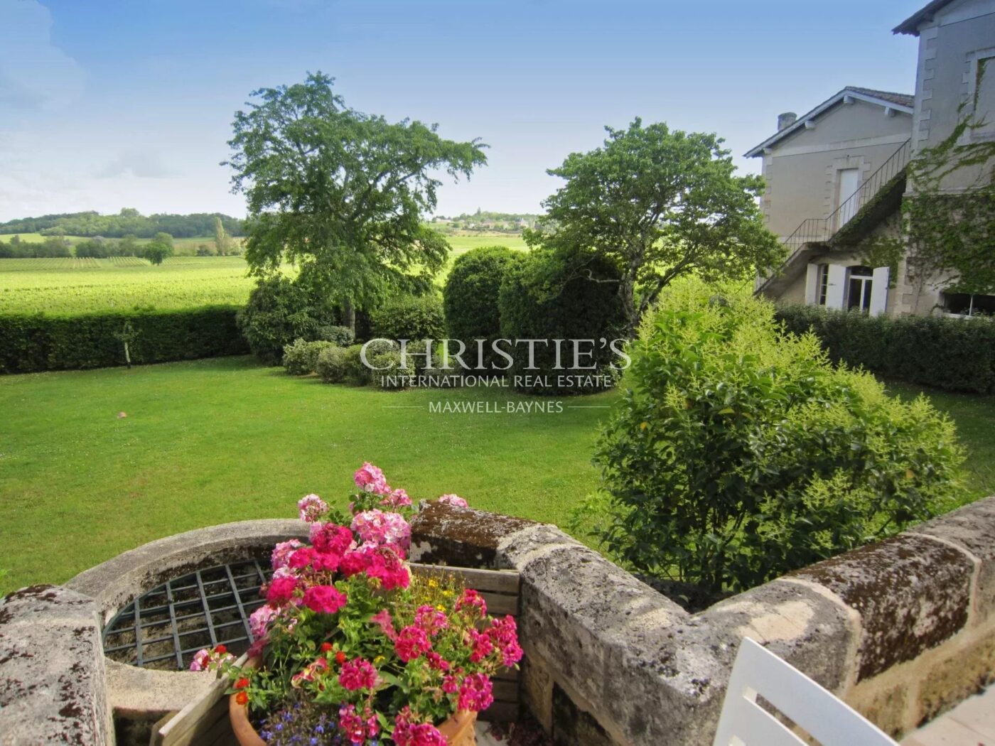 Très beau domaine viticole - satellite de Saint-Emilion avec luxueux Château