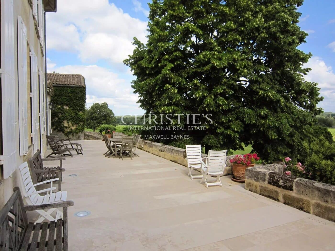 Très beau domaine viticole - satellite de Saint-Emilion avec luxueux Château