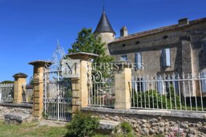 Joli domaine viticole historique près de Bordeaux d'environ 35 ha
