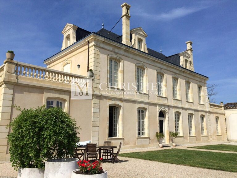Beautiful Chateau for sale with 1 ha AOC Médoc vineyard