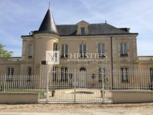 Beau Château à vendre avec 1 ha en AOC Médoc
