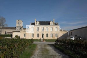 Beautiful Chateau for sale with 1 ha AOC Médoc vineyard