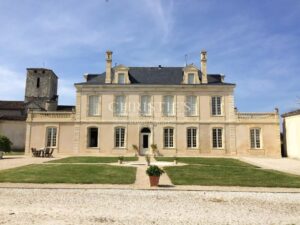 Attractive hobby vineyard estate for sale with 1 ha AOC Médoc