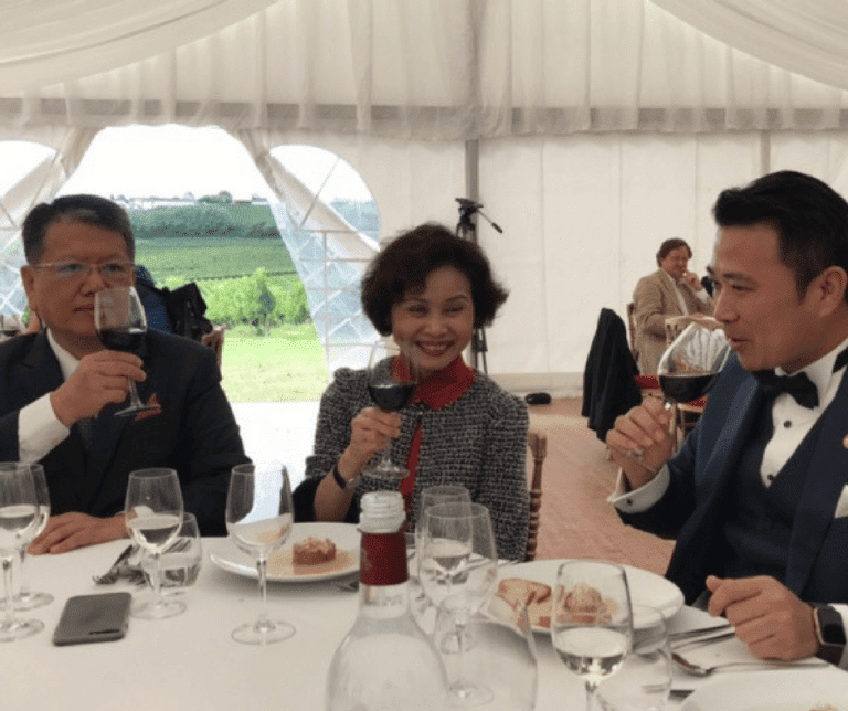 贝艾尔酒庄的开幕典礼：Golden Fields主席魏先生和他的妻子魏女士，总裁 Chairman Lu Cheng-Chang
先生