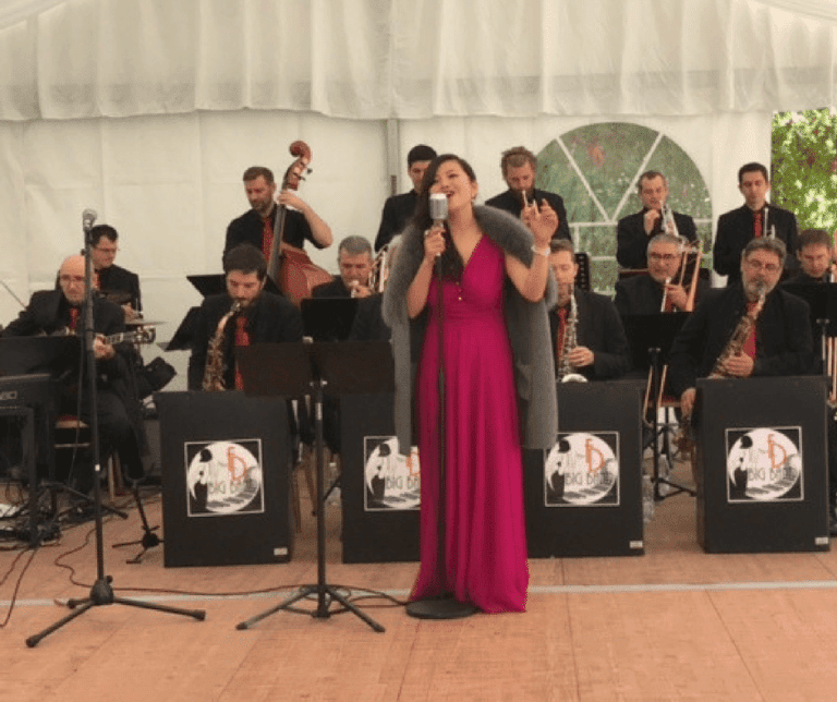 Li Lijuan Vineyards-Bordeaux sings at the Château Bel-Air Inauguration