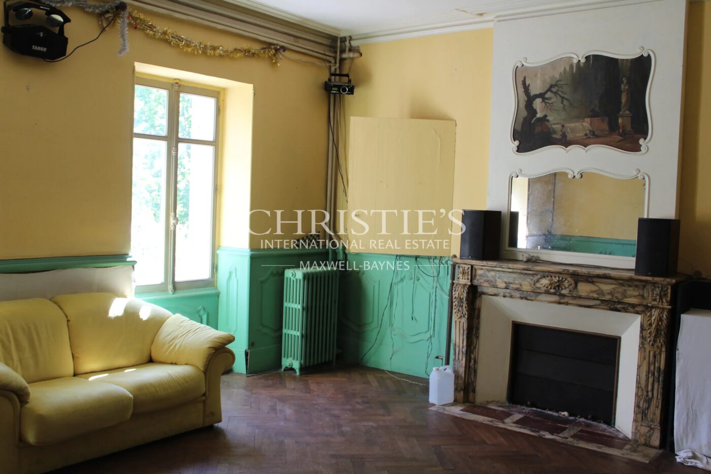 Historic château and vineyard estate on the outskirts of Saint-Émilion with exceptional terroir