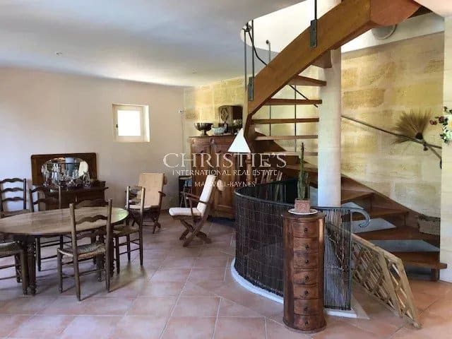 位于圣埃美隆地区,约31.5公顷的美丽葡萄园庄园待售