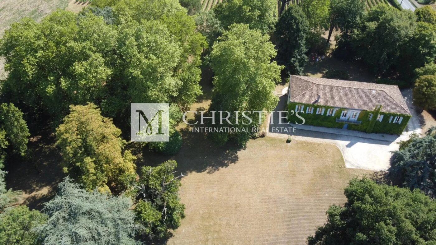 For sale vineyard estate of about 12 ha near Bordeaux