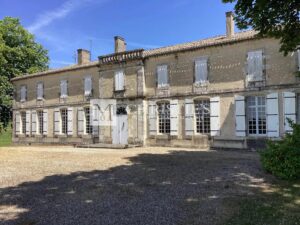 A vendre à 10 min de Sainte Foy la Grande, domaine viticole de caractère de 92 ha en AOC Bordeaux