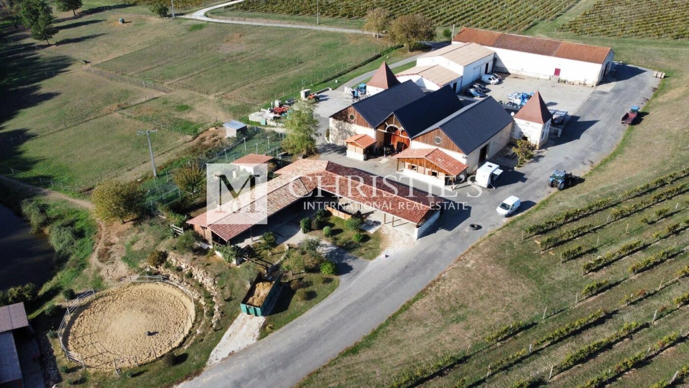 For Sale at Sainte Foy La Grande, Magnificient vineyard estate of 80 ha of vines