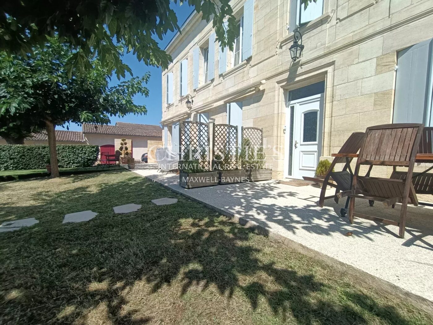 Vineyard estate for sale set in a beautiful environment with Gite