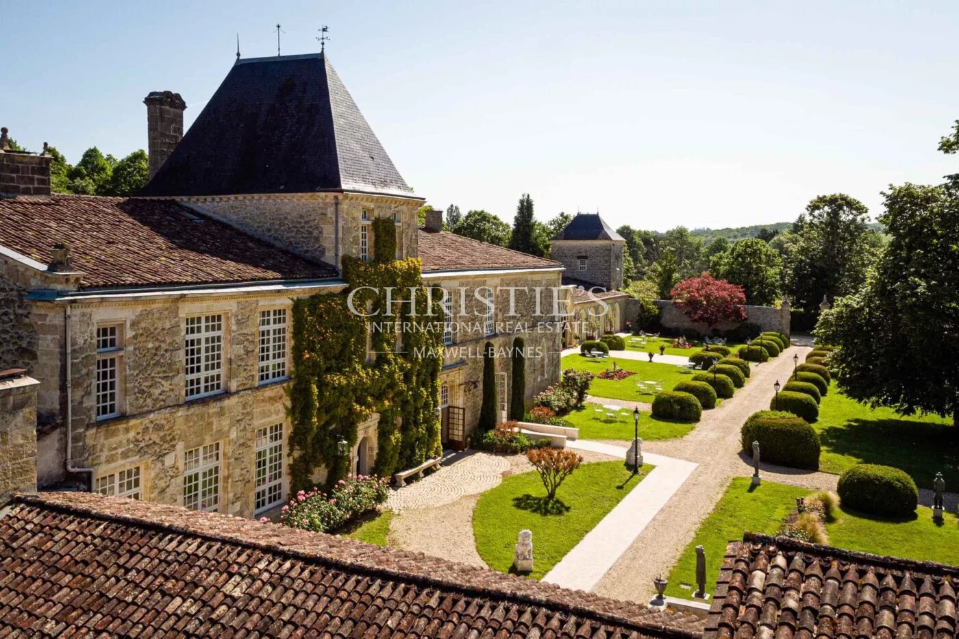 Exceptional vineyard estate with Hospitality Business in the heart of Entre-Deux-Mers