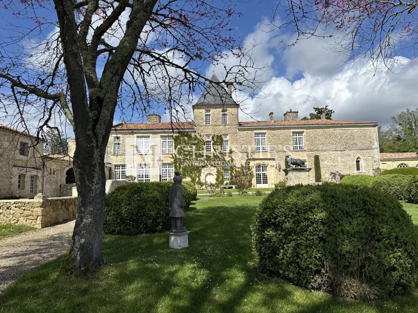 Exceptional vineyard estate with Hospitality Business in the heart of Entre-Deux-Mers
