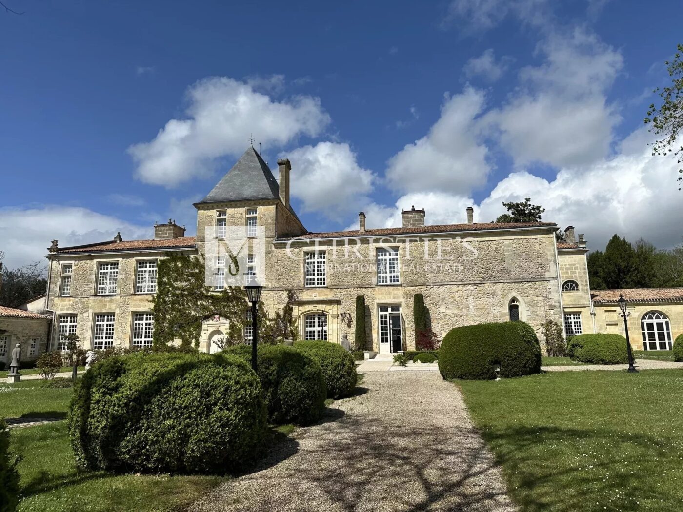 Exceptional vineyard estate with Hospitality Business in the heart of Entre-Deux-Mers