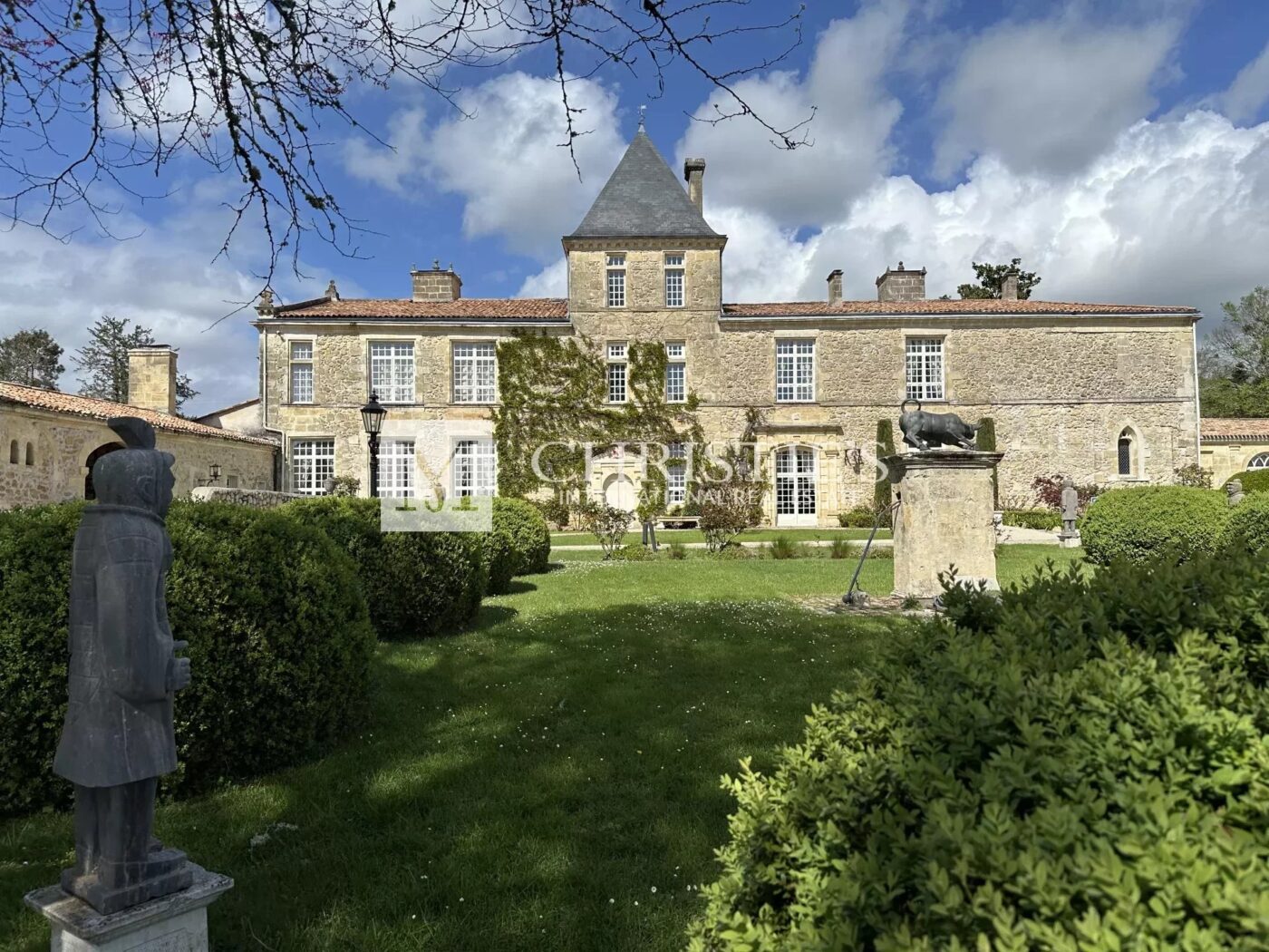 Exceptional vineyard estate with Hospitality Business in the heart of Entre-Deux-Mers