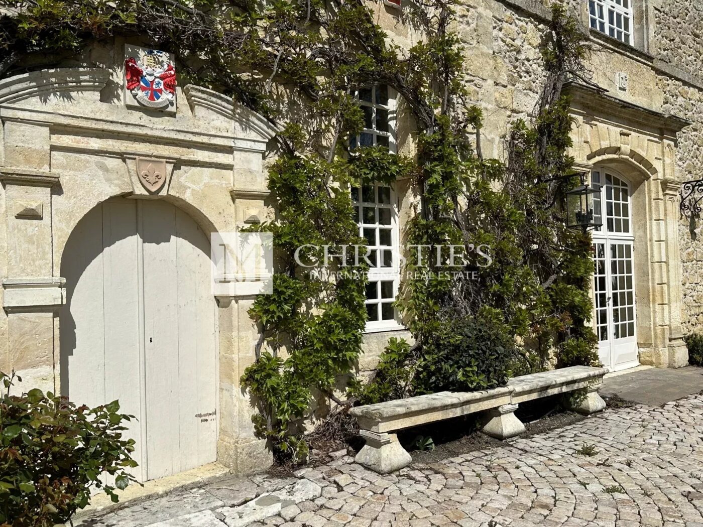 Exceptional vineyard estate with Hospitality Business in the heart of Entre-Deux-Mers