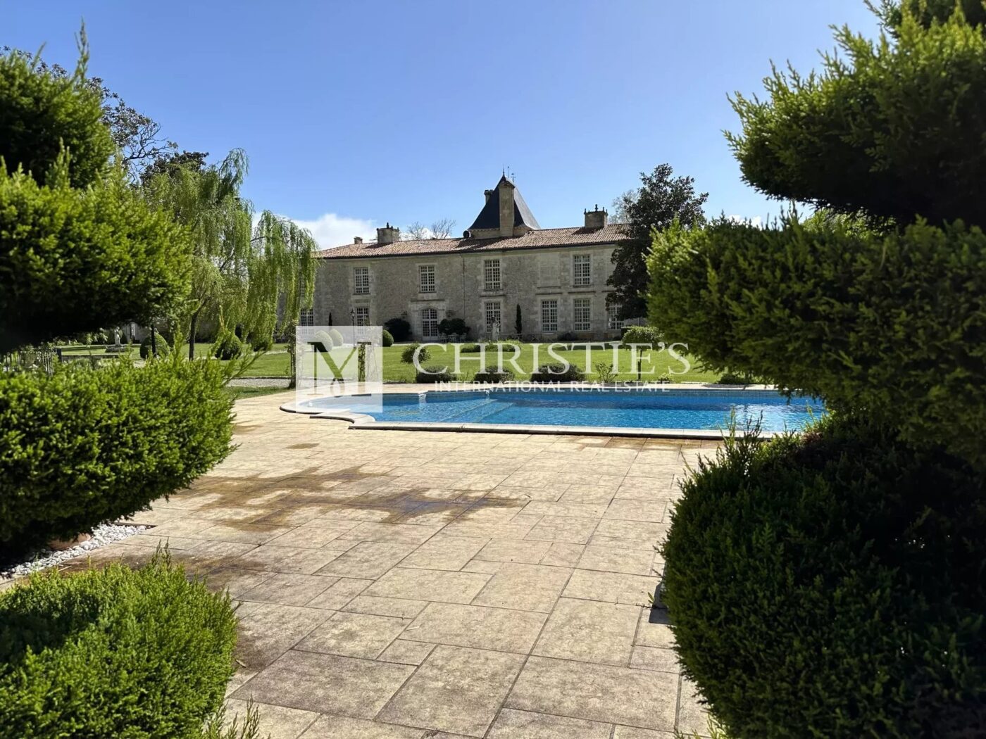 Exceptional vineyard estate with Hospitality Business in the heart of Entre-Deux-Mers