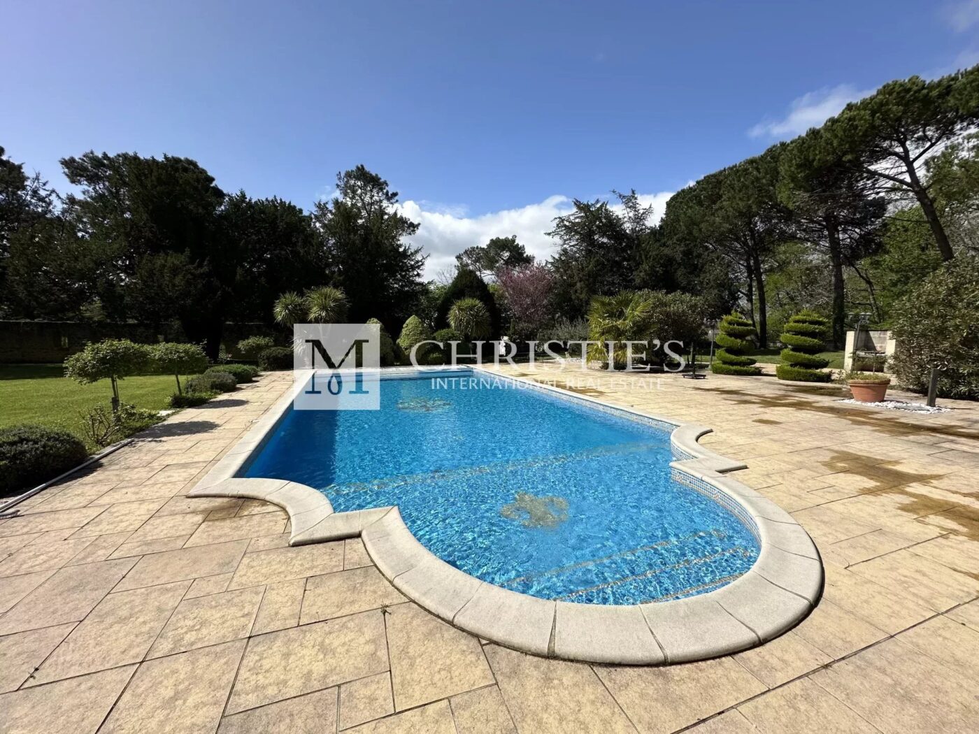 Exceptional vineyard estate with Hospitality Business in the heart of Entre-Deux-Mers
