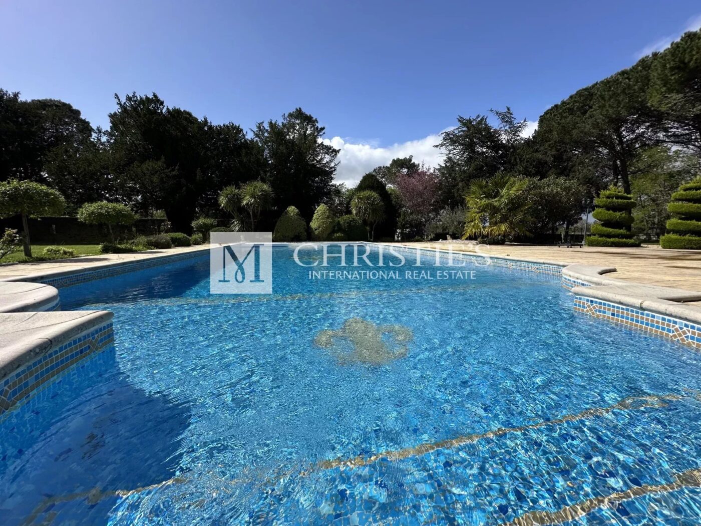 Exceptional vineyard estate with Hospitality Business in the heart of Entre-Deux-Mers