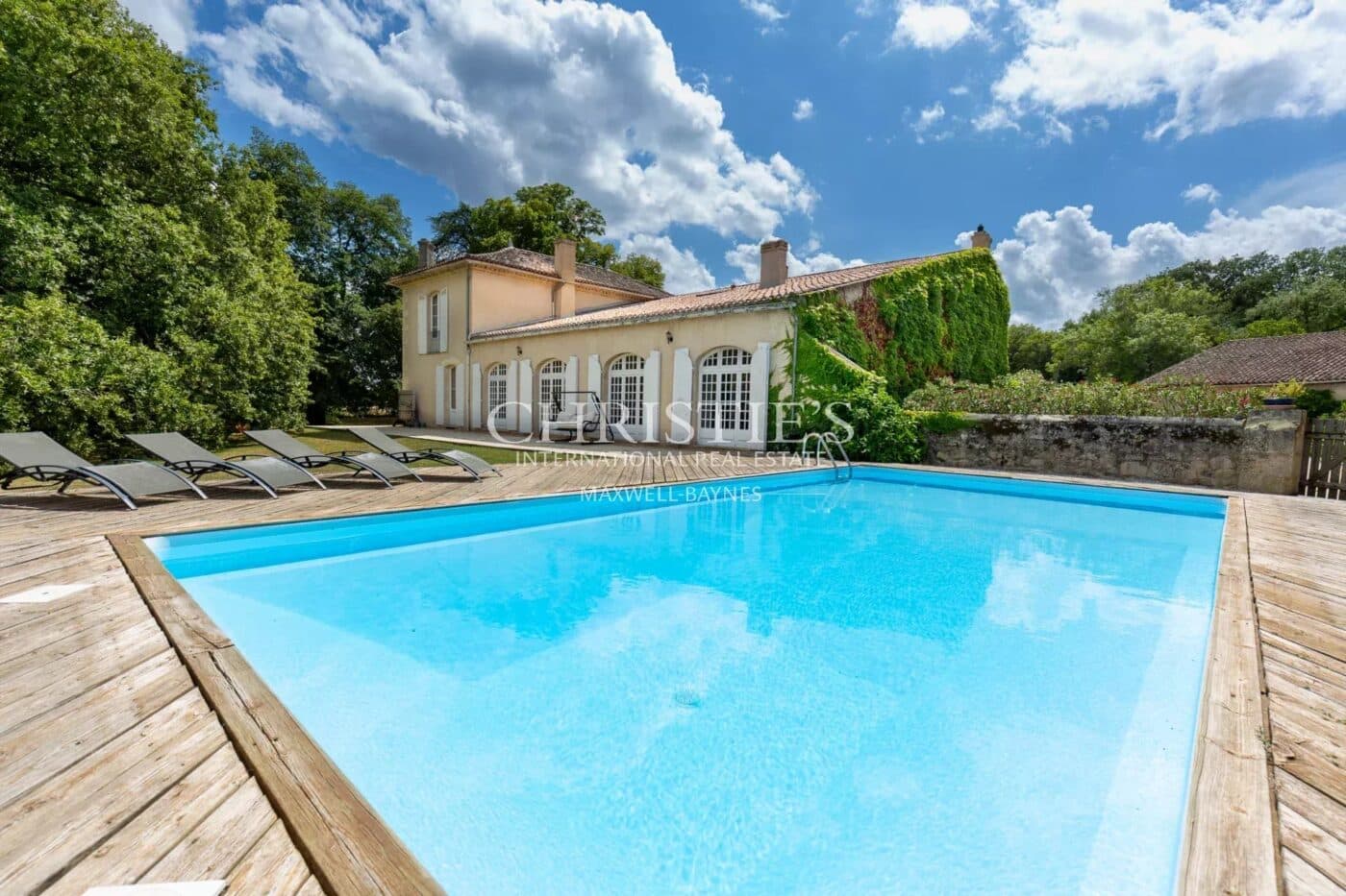 A vendre Entre-Deux-Mers très beau domaine viticole avec un excellent terroir, des vins de qualité et un beau Château