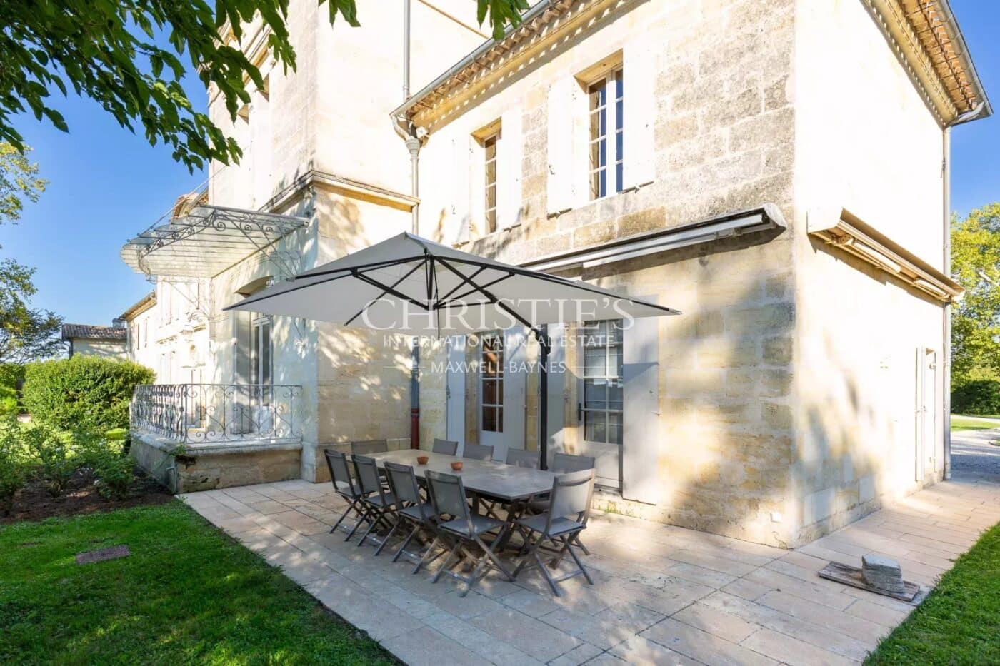 A vendre rare et magnifique domaine viticole sur les rives de la Dordogne près de Saint-Emilion