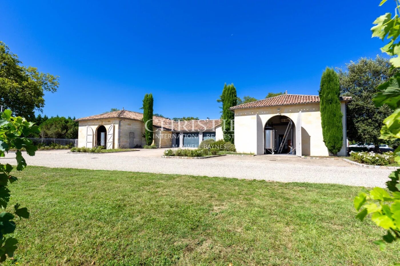 A vendre rare et magnifique domaine viticole sur les rives de la Dordogne près de Saint-Emilion