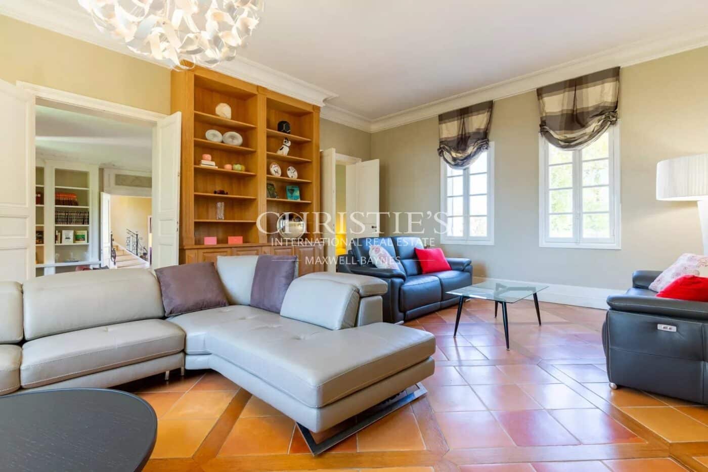 A vendre rare et magnifique domaine viticole sur les rives de la Dordogne près de Saint-Emilion