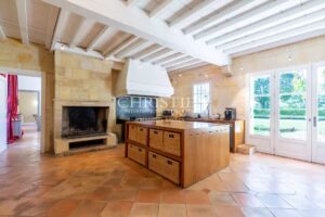 位于圣埃美隆附近多尔多涅河畔的稀有而宏伟的葡萄酒庄园待售