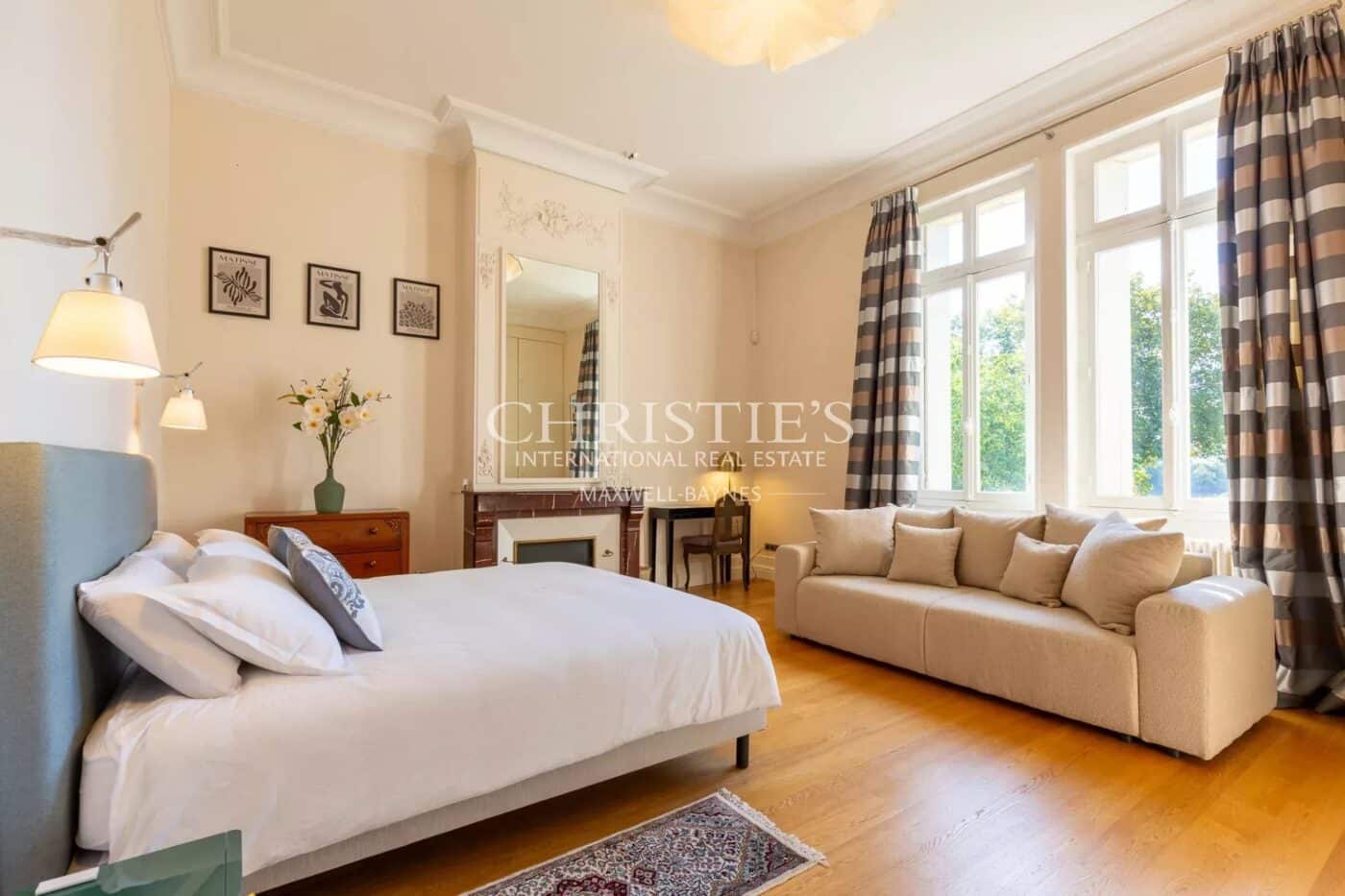 位于圣埃美隆附近多尔多涅河畔的稀有而宏伟的葡萄酒庄园待售