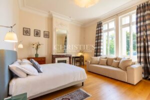 位于圣埃美隆附近多尔多涅河畔的稀有而宏伟的葡萄酒庄园待售