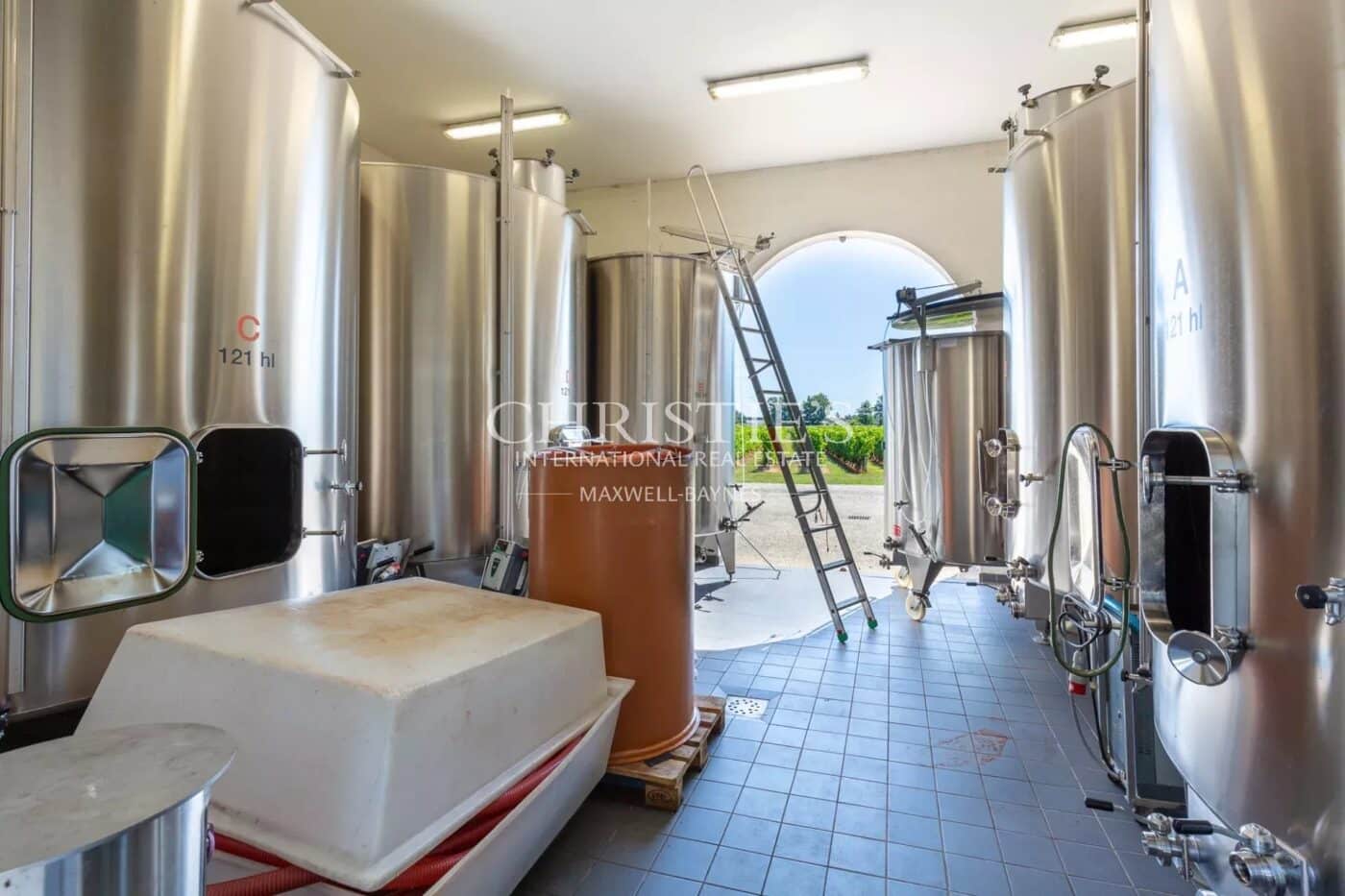 位于圣埃美隆附近多尔多涅河畔的稀有而宏伟的葡萄酒庄园待售