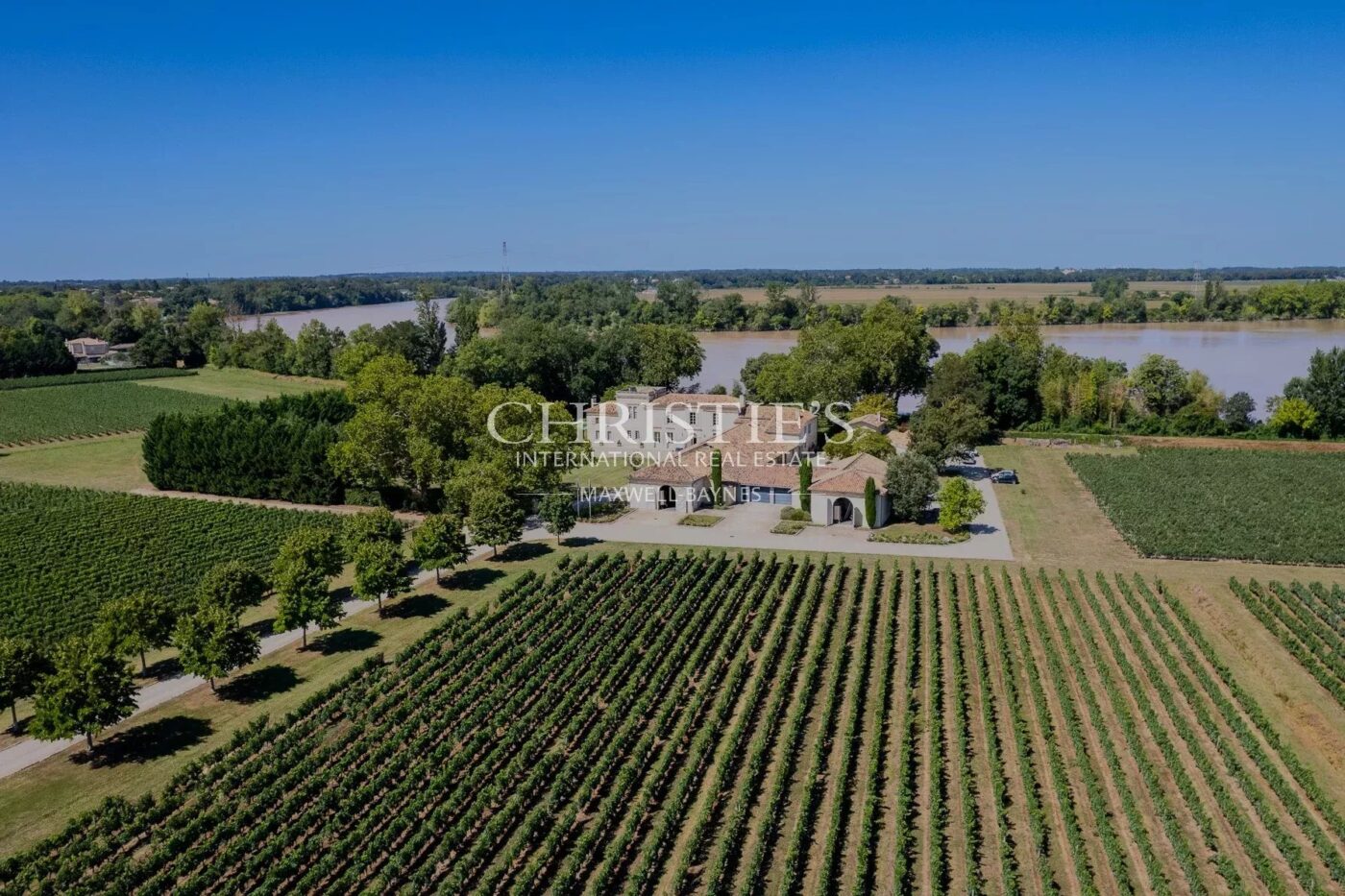 位于圣埃美隆附近多尔多涅河畔的稀有而宏伟的葡萄酒庄园待售