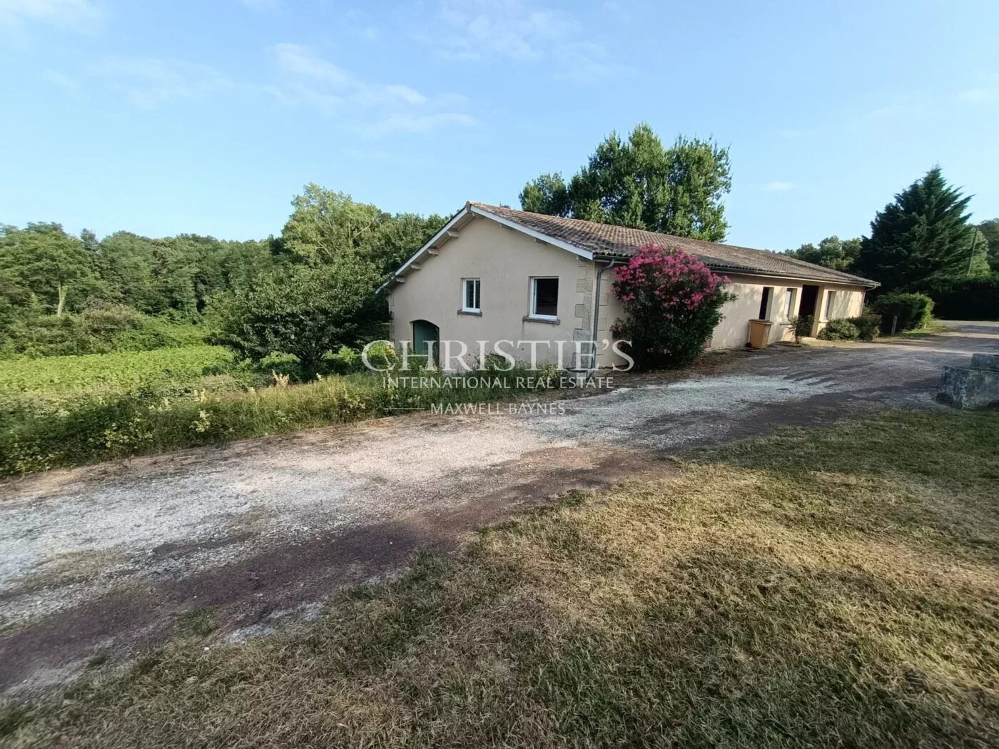 Petite propriété viticole de 6.86 hectares avec bâtiments d'exploitation en excellent état à vendre