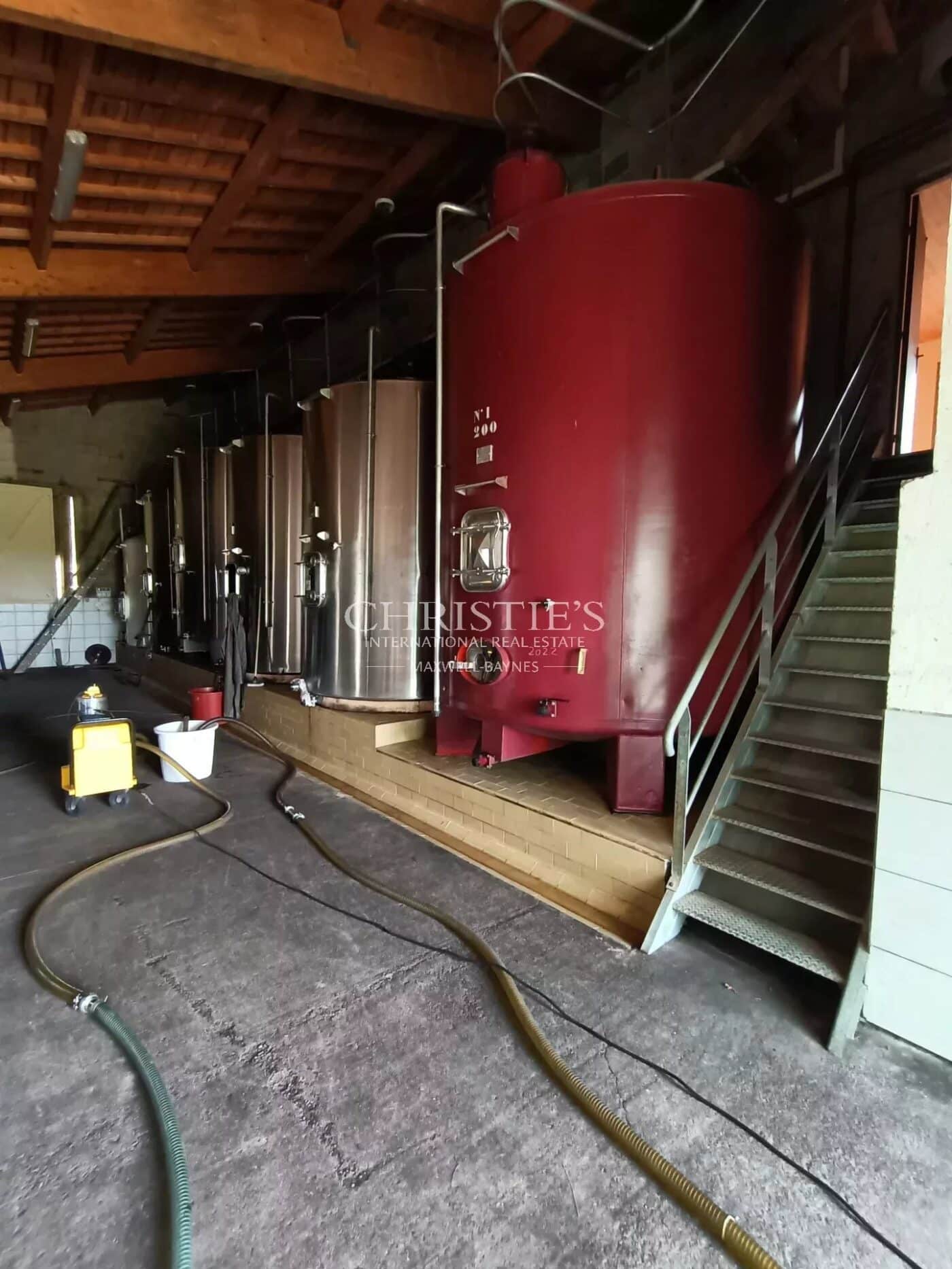 Petite propriété viticole de 6.86 hectares avec bâtiments d'exploitation en excellent état à vendre