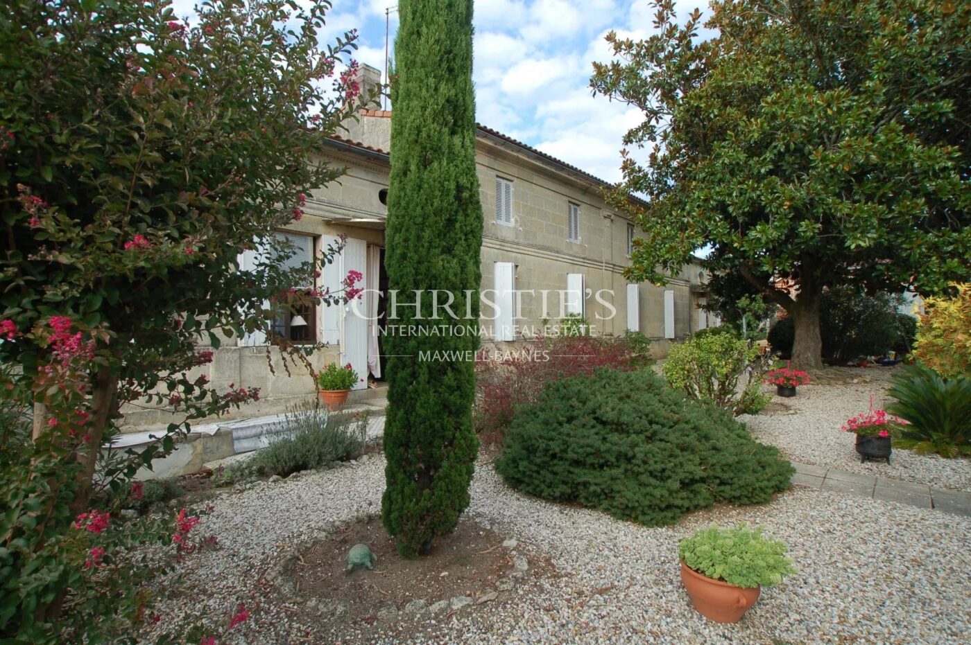 For sale beautiful 18-ha vinyard estate in a dominant position overlooking the vineyard valley. Just 35 min. from Bordeaux