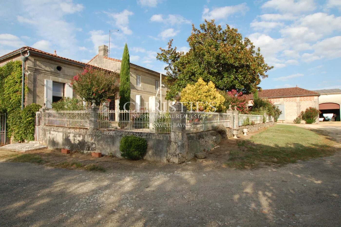 For sale beautiful 18-ha vinyard estate in a dominant position overlooking the vineyard valley. Just 35 min. from Bordeaux