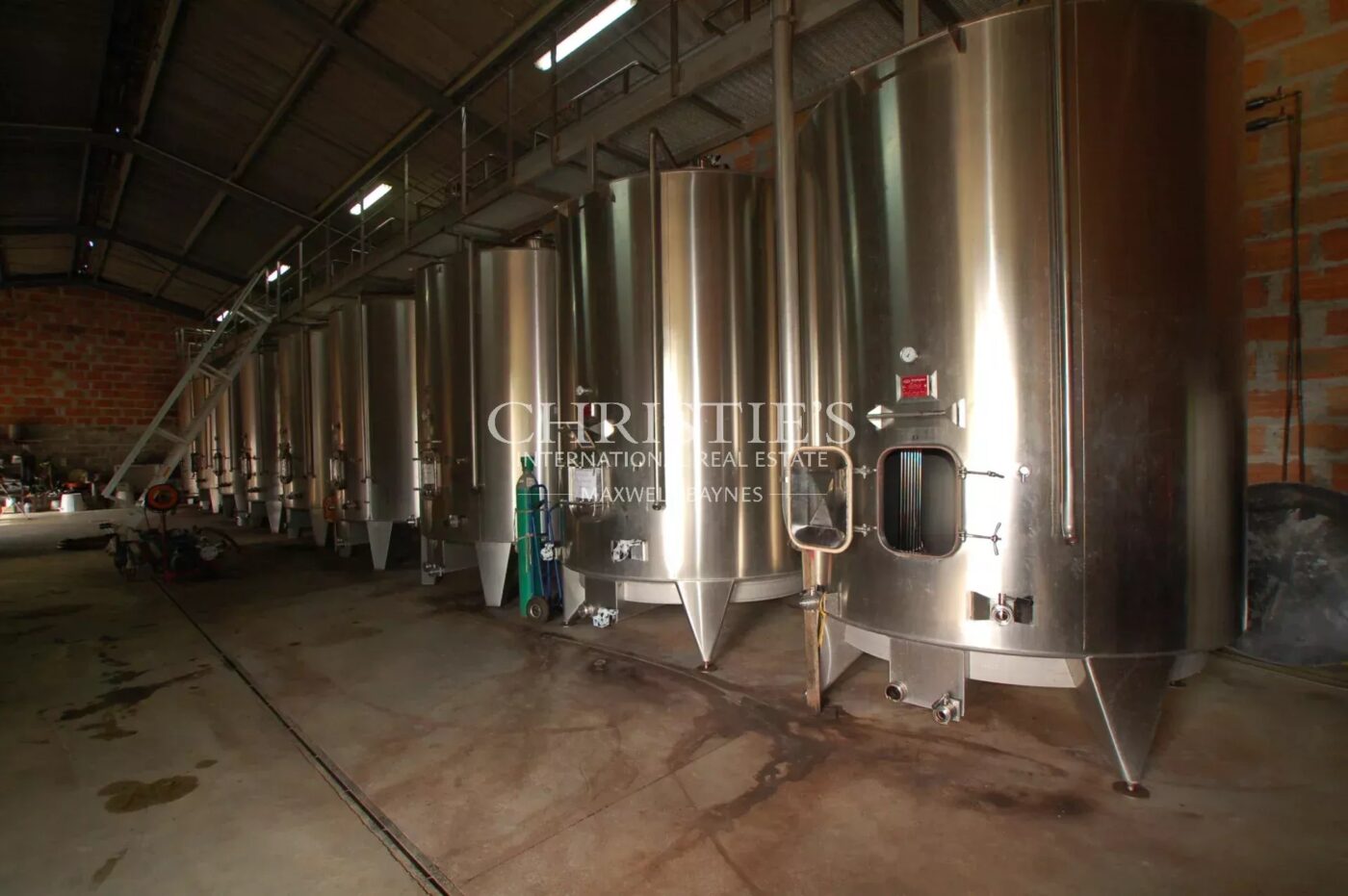 For sale beautiful 18-ha vinyard estate in a dominant position overlooking the vineyard valley. Just 35 min. from Bordeaux