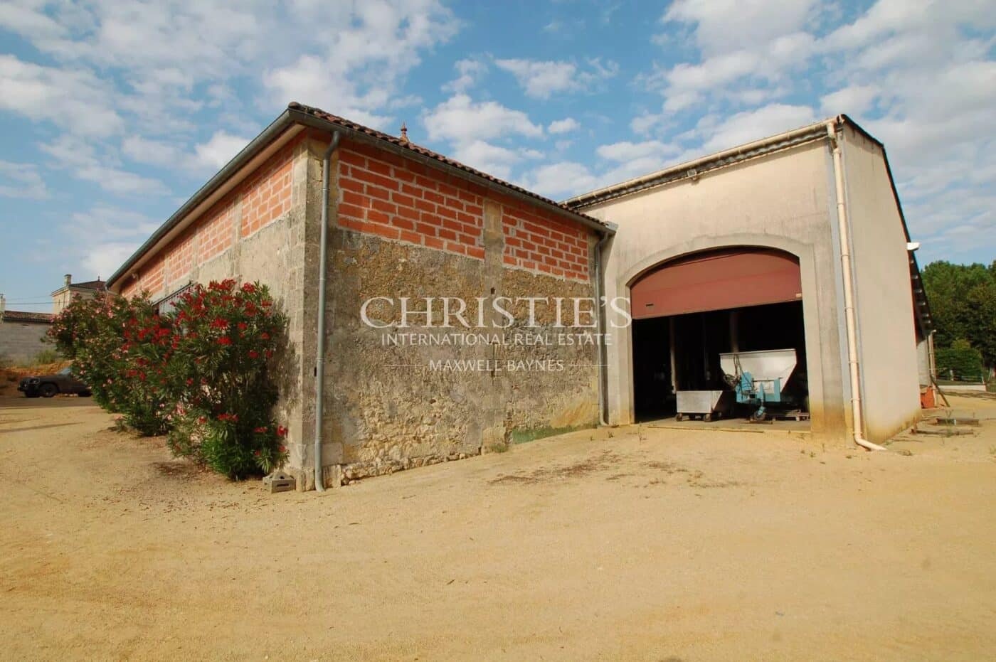 For sale beautiful 18-ha vinyard estate in a dominant position overlooking the vineyard valley. Just 35 min. from Bordeaux
