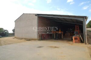 For sale beautiful 18-ha vinyard estate in a dominant position overlooking the vineyard valley. Just 35 min. from Bordeaux