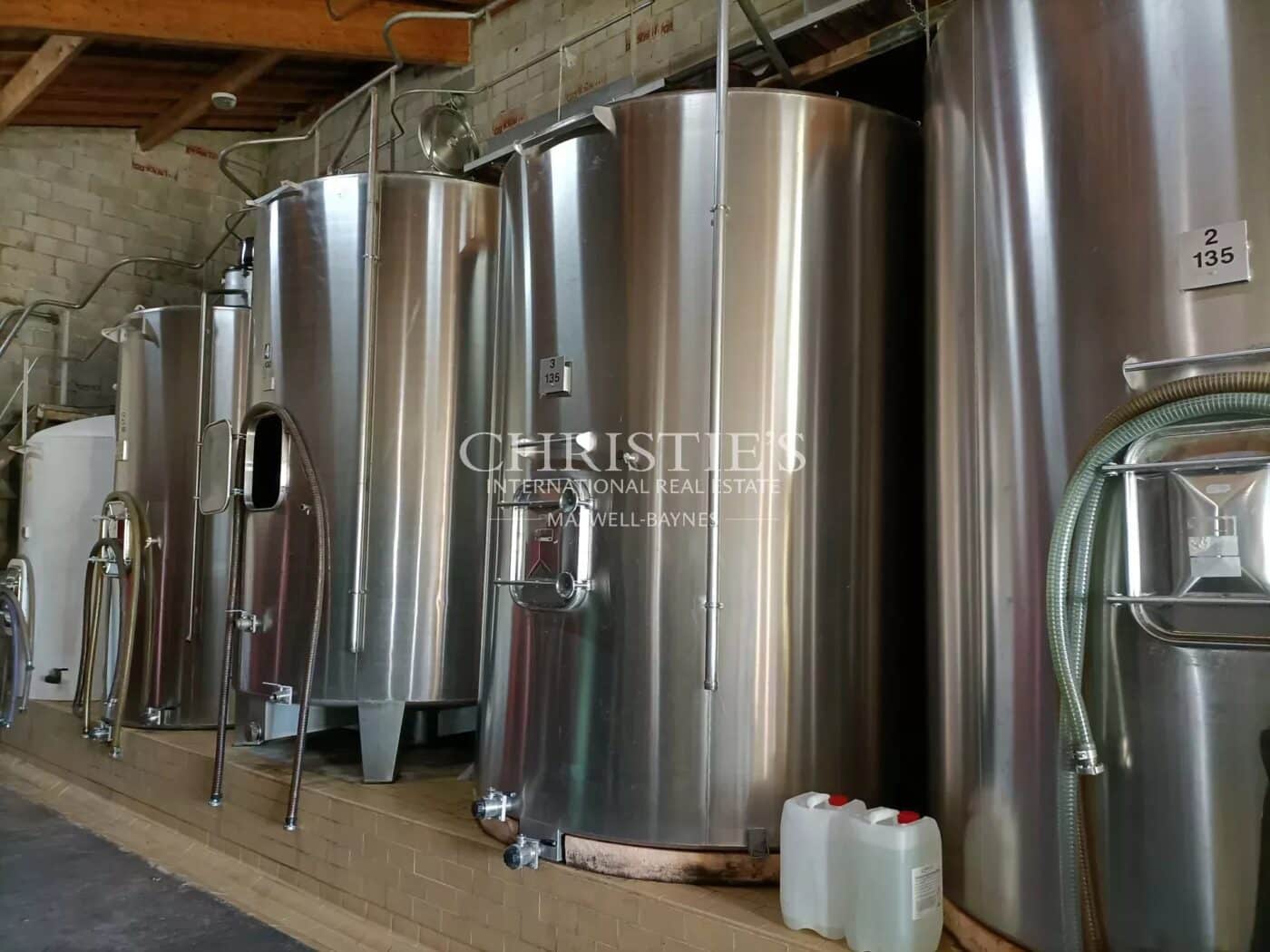 出售 6.86 公顷小型葡萄园,农场建筑状况良好