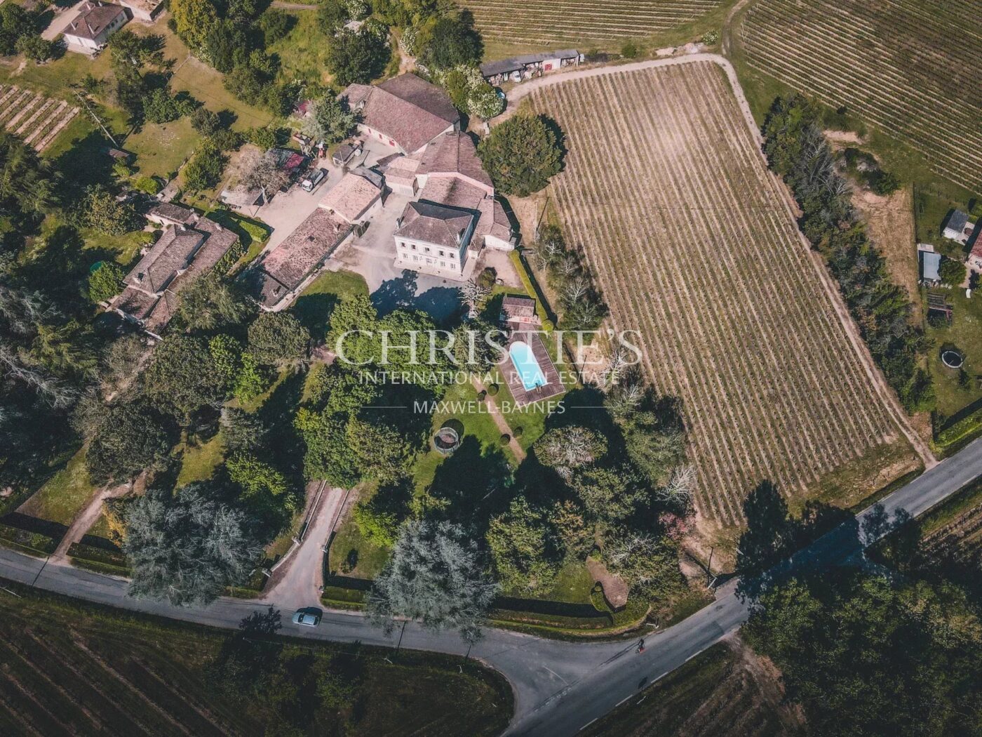 Domaine viticole avec une belle superficie, une demeure de charme et un gîte