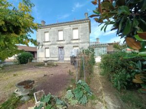 出售带有待翻修住宅的12公顷葡萄园地产