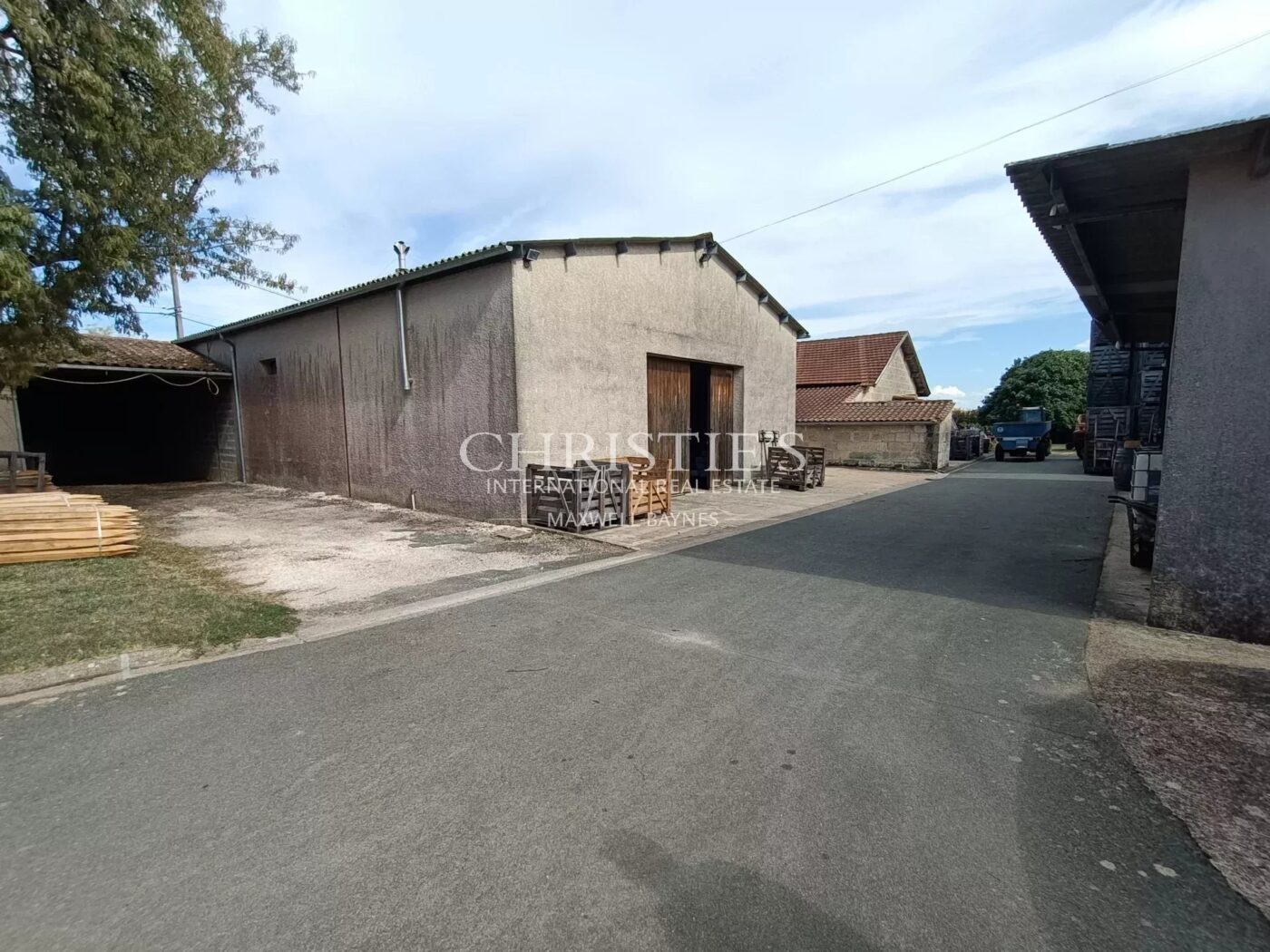 出售带有待翻修住宅的12公顷葡萄园地产