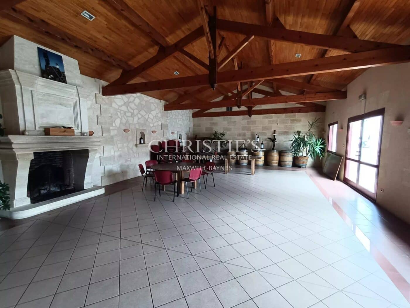 出售带有待翻修住宅的12公顷葡萄园地产