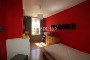 吸引人的 10 公顷葡萄园庄园,配有两栋房屋