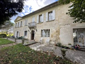 Domaine viticole au coeur de l'appellation Fronsac : Charme et Authenticité