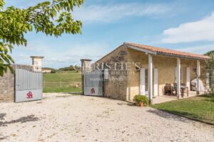 Sublime propriété viticole de 3.21 ha près de Bordeaux - Clé en main !