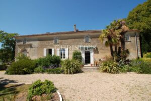 Charmante propriété viticole - 33 ha de terre - 19 ha de vigne en AB - magnifique site